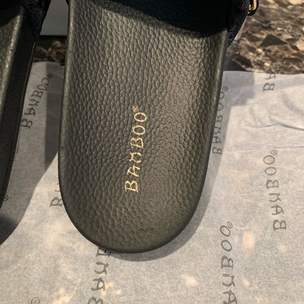 Super cute velvet slides! - Picture 4 of 6
